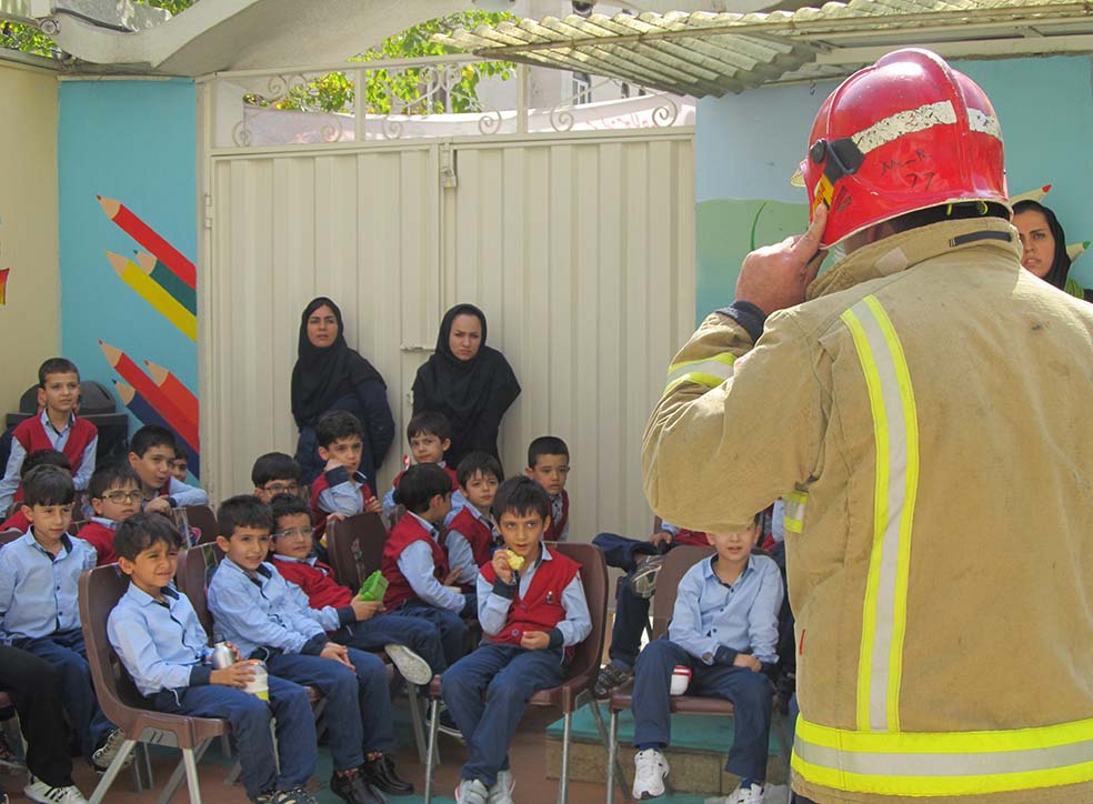 آموزش مهارت‌های ایمنی به مناسبت روز آتش‌نشان در دبستان مرزداران
